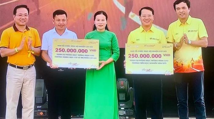 Đại diện BTC trao kinh phí xây dựng trường học thông minh tại huyện Cát Hải.