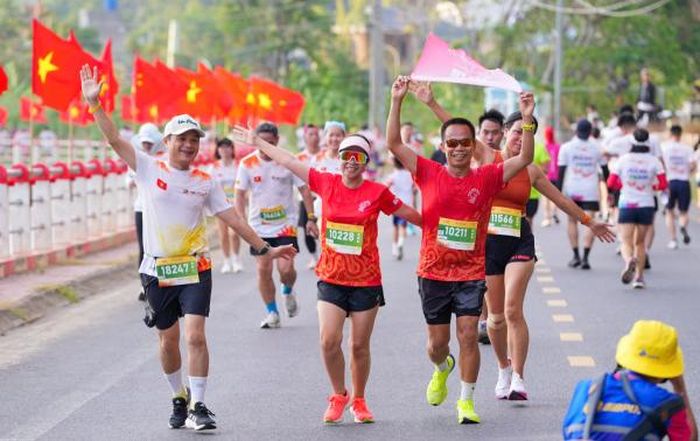 Đông đảo người dân hào hứng tham gia giải chạy.