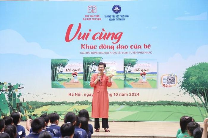 Tác giả Phạm Hồng Tuyến giao lưu với các em thiếu nhi tại sự kiện “Vui cùng khúc đồng dao của bé” nhân dịp ra mắt tập sách “Về quê”
