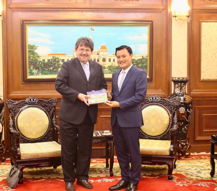 Phó Chủ tịch UBND TPHCM Bùi Xuân Cường trao sổ thông tin TPHCM đến tân Đại sứ Áo Philipp Agathonos. Ảnh: PHƯƠNG NAM