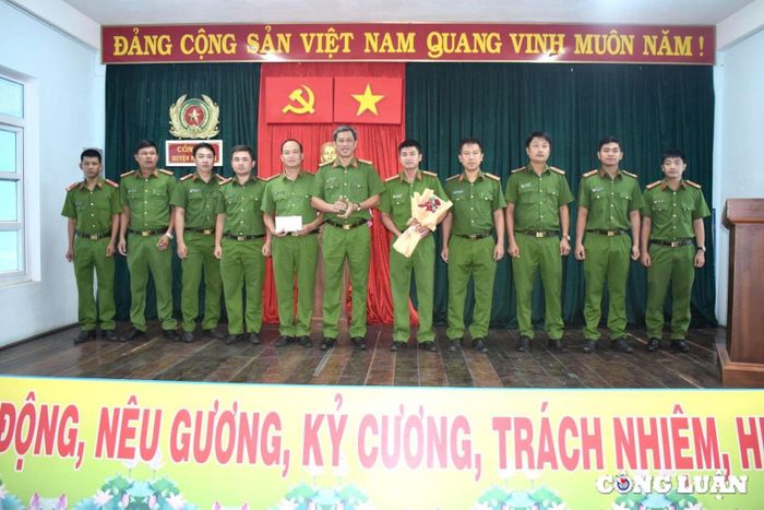  Đội CSĐT tội phạm về hình sự, kinh tế, ma túy Công an huyện Ngọc Hồi được biểu dương, khen thưởng về thành tích trong công tác đấu tranh phòng, chống tội phạm ma túy 