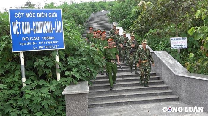  Công an huyện Ngọc Hồi phối hợp với lực lượng Biên phòng tuần tra biên giới, đảm bảo an ninh trật tự trên địa bàn 