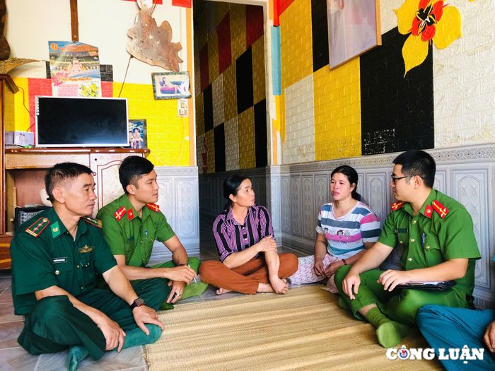  Lực lượng Công an huyện Ngọc Hồi phối hợp với lực lượng biên phòng tuyên truyền phòng, chống ma túy ở làng Đắk Mế 