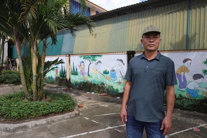 Ông Định đứng tại khu vực trước đây là căn nhà của ông. Ảnh: Tiến Hùng