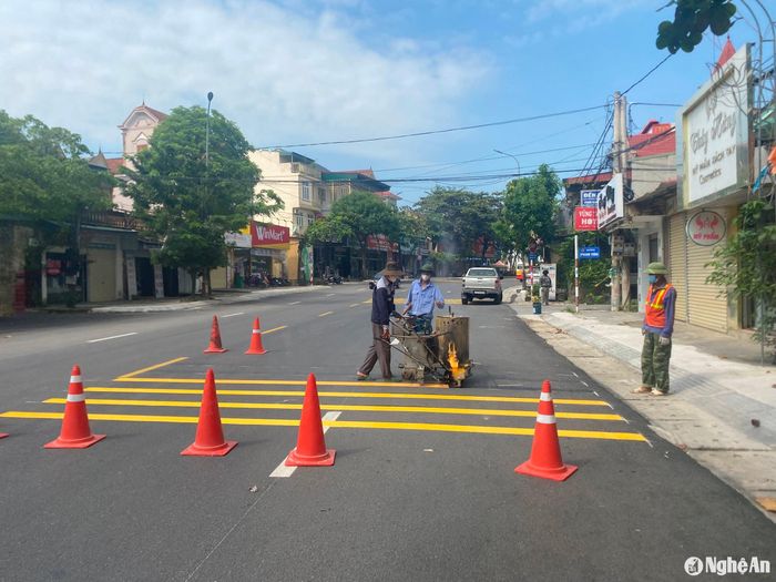 Đơn vị thi công đang triển khai các hạng mục sơn lề, kẻ vạch đường theo quy chuẩn. Ảnh: Văn Trường