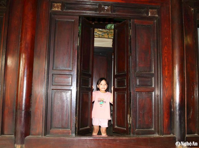 Phía trước các ngôi nhà cổ thường thiết kế cửa ván giật với cửa chính, cửa phụ, hay cửa bàn khoa đóng mở trên địa thu. Để phù hợp với sinh hoạt, một số nhà đã làm cửa kiểu mới hoàn toàn. Trong ảnh: Cửa bàn khoa đóng mở trên địa thu của ngôi nhà cổ 5 gian ở Trung Cần. Ảnh: Huy Thư