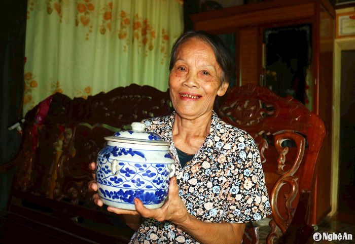 Bà Thái Thị Soa (78 tuổi) vợ ông Mai Trọng Thư cho hay: Cùng với việc gìn giữ ngôi nhà cổ, gia đình bà còn lưu giữ nhiều hiện vật có từ thời xưa như hương án gỗ trắc, liễn cổ...xem đó là trách nhiệm đối với tiền nhân. Ảnh: Huy Thư
