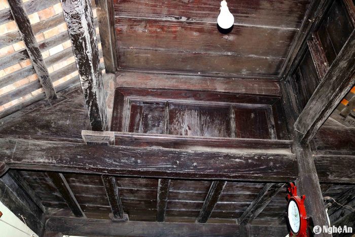 Những ngôi nhà cổ đang được gìn giữ ở làng Trung Cần chủ yếu làm bằng gỗ lim. Trần (chạn) được thiết kế phù hợp theo từng gian nhà. Gian giữa, trần thường được làm tận mái ngói để tạo không gian rộng mở cho phòng khách. Gian trong có thể cả gian ngoài cùng làm trần thấp có cửa ra vào, vừa ngăn bụi, vừa làm nơi để đồ đạc. Với những gia đình ở ngoài đê sông Lam, trần nhà còn là nơi sinh hoạt những khi lũ lụt, ngập nước. Ảnh: Huy Thư
