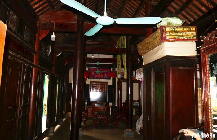 Bên trong các ngôi nhà cổ, nguyên xưa thường được thưng ván ngăn gian trong, gian ngoài, gian buồng...để tiện bề sinh hoạt. Khi tôn tạo, một số nhà đã dỡ bỏ ván thưng để tạo không gian thông thoáng cho ngôi nhà. Ảnh: Huy Thư