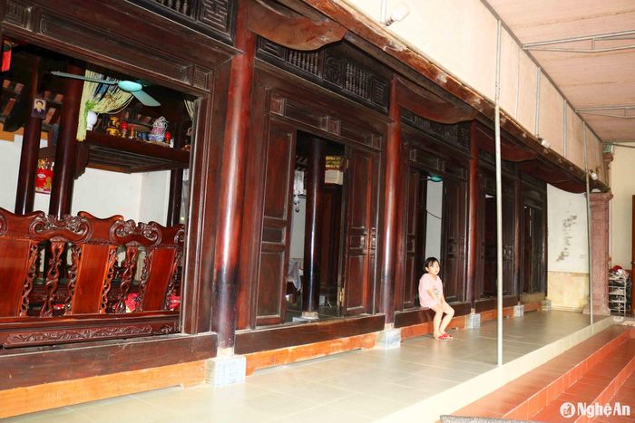 Trong quá trình tu sửa, tôn tạo, các ngôi nhà cổ ở Trung Cần thường được người dân giữ nguyên kết cấu khung gỗ. Những hộ có điều kiện thường nâng nền, lát lại gạch, phun sơn phần gỗ... đã làm cho các ngôi nhà cổ thêm phần khang trang, đẹp mắt. Ảnh: Huy Thư