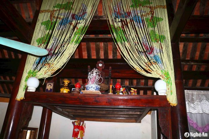Nét khác biệt trong kiến trúc nhà cổ ở Trung Cần là bàn thờ gia tiên có thể được thiết kế phần trên của gian nhà ngoài. Điều này không chỉ làm cho nơi thờ tự thêm phần trang nghiêm mà không gian sinh hoạt gia đình thêm phần rộng rãi, tiết kiệm được diện tích, đặc biệt là gian nhà ngoài. Ảnh: Huy Thư