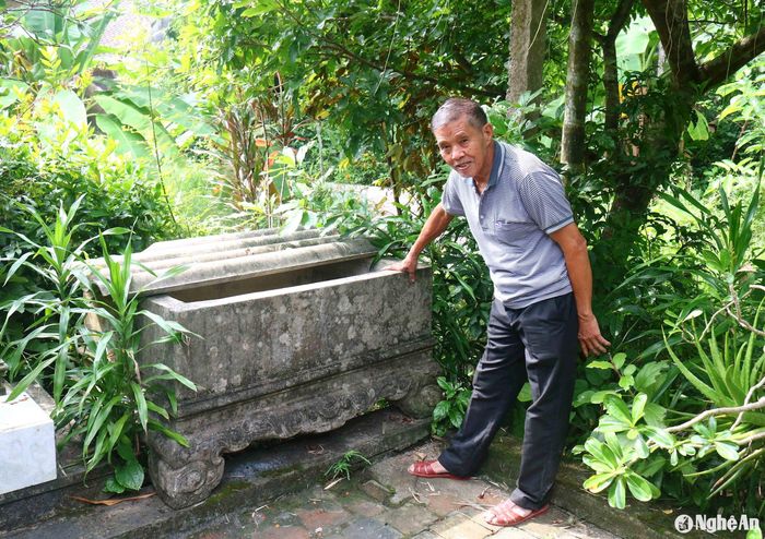 Trước sân nhà cổ ở làng Trung Cần, nhiều hộ còn lưu giữ bể nước chân quỳ hàng trăm năm tuổi, vật dụng từng dùng để đựng nước sinh hoạt của gia đình. Ông Mai Trọng Hùng - Xóm trưởng xóm Trung Cần, xã Trung Phúc Cường cho biết: Hiện trong xóm có khoảng 15 ngôi nhà tứ trụ trên 100 năm. Các ngôi nhà cổ này đang được người dân địa phương gìn giữ, bảo tồn, góp phần làm nên vẻ đẹp riêng, độc đáo của vùng quê khoa bảng. Ảnh: Huy Thư