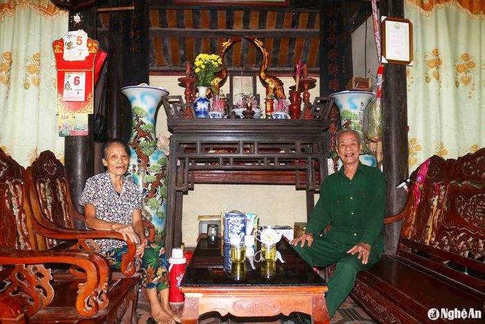 Những ngôi nhà cổ ở làng Trung Cần đang được người dân sử dụng làm nhà ở đã trải qua nhiều đời. Ông Mai Trọng Thư (82 tuổi) cho biết: Ngôi nhà mà gia đình ông đang ở được ông nội xây dựng từ năm 1917, tính đến nay đã có 5 thế hệ sinh sống. Nhà có 3 gian 2 hồi, khung gỗ lim, rui chua khét, trần gỗ đinh hương, dạ hương. Lúc đầu, ngôi nhà có cửa tràng bàn, sau lắp cửa bàn khoa và nâng nền hơn 1,6m. "Thời gian qua, nhiều người đến hỏi mua nhà nhưng gia đình tôi không bán. Chúng tôi xem ngôi nhà là di sản của cha ông để lại cần được gìn giữ, bảo tồn cho con cháu mai sau" - ông Thư chia sẻ. Ảnh: Huy Thư
