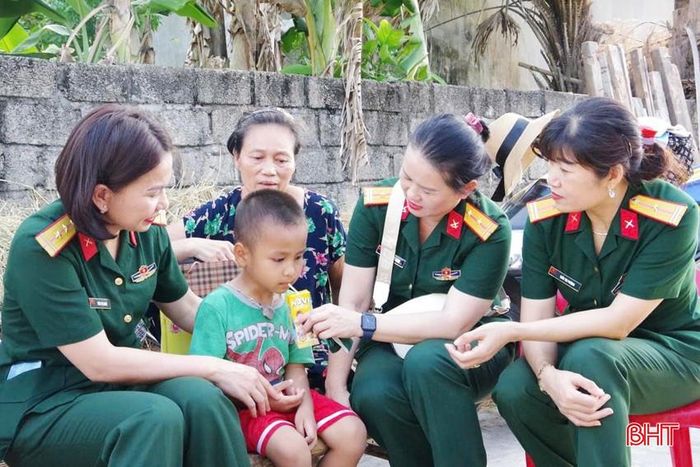  Những người mẹ đỡ đầu ở Bộ CHQS tỉnh thường xuyên quan tâm, chăm lo, hỗ trợ cho cháu Nguyễn Văn Hiếu ở xã Bình An (Lộc Hà). 