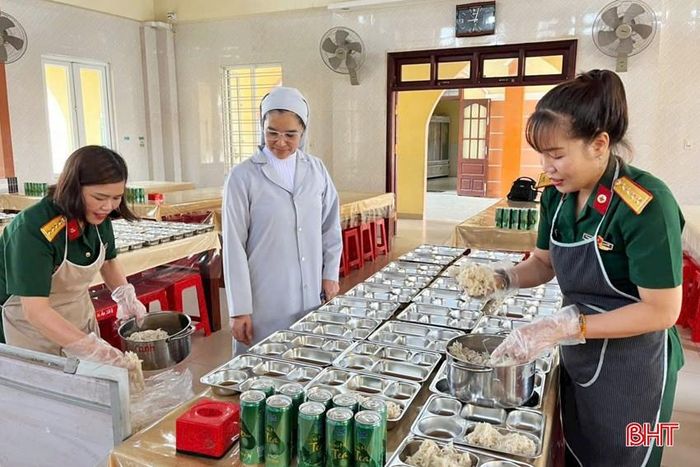  Chi hội Phụ nữ Ban CHQS thị xã Hồng Lĩnh tổ chức "Bữa cơm tình thương" cho các cháu nhỏ tại Trung tâm Hỗ trợ phát triển - hòa nhập cộng đồng thị xã Hồng Lĩnh 
