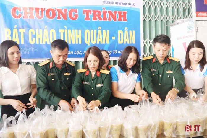  Chi hội Phụ nữ Ban CHQS huyện Can Lộc phối hợp thực hiện chương trình "Bát cháo tình quân - dân" tại Bệnh viện Đa khoa huyện Can Lộc. 