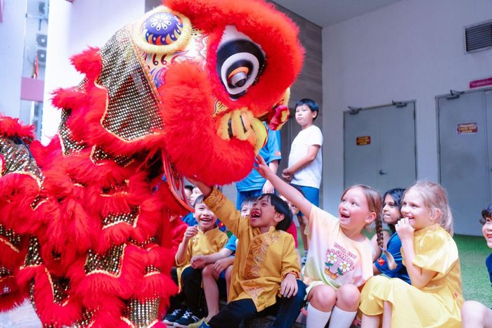  Học sinh thích thú với màn múa lân.