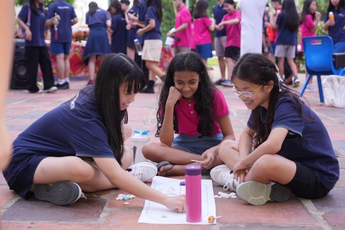 Học sinh Việt Nam và học sinh nước ngoài tại TH School chia sẻ niềm yêu thích với trò chơi dân gian ô ăn quan.