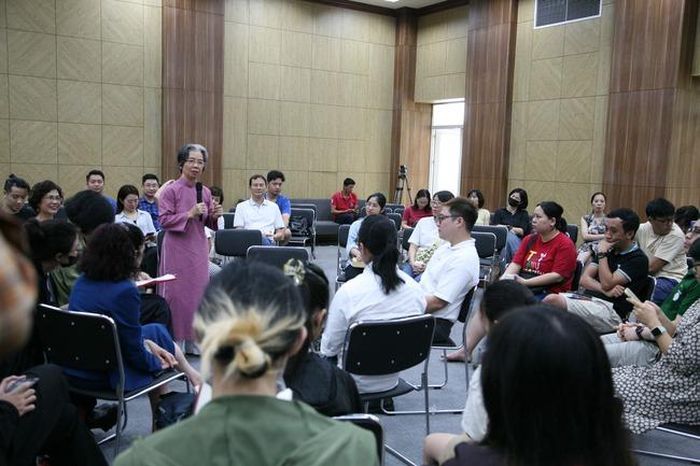 Nhà văn Lê Phương Liên (cầm micro) tại sự kiện “Bàn tròn: Bản quyền truyện tranh ở Việt Nam qua ba thập kỷ”