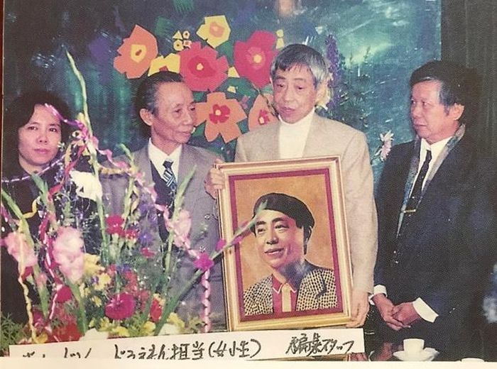 Từ phải qua: Họa sĩ Nguyễn Phú Kim, tác giả Fujiko. F. Fujio, ông Nguyễn Thắng Vu (Giám đốc NXB Kim Đồng) và biên tập viên Lê Phương Liên chụp ảnh nhân chuyến thăm Việt Nam năm 1996 của tác giả Fujiko. F. Fujio