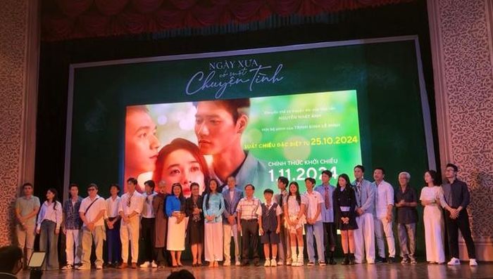 Dàn diễn viên góp mặt trong phim Ngày xưa có một chuyện tình. Ảnh: Anh Thư