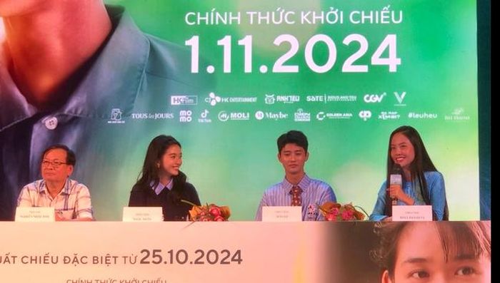 Nhà văn Nguyễn Nhật Ánh (trái) cùng dàn diễn viên. Ảnh: Anh Thư