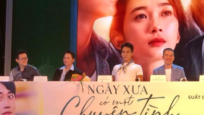 (Từ trái sang phải) Biên kịch, NSX Nhi Bùi, Phan Mạnh Quỳnh, Đỗ Nhật Hoàng, đạo diễn Trịnh Đình Lê Minh. Ảnh: Anh Thư