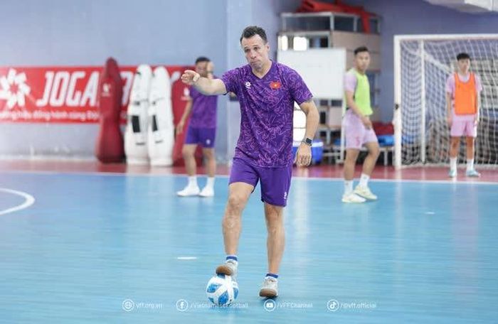 HLV Diego Raul đang rất cần có được kết quả khả quan với ĐT futsal Việt Nam để xua đi nỗi thất vọng trượt vé dự World Cup. Ảnh: VFF