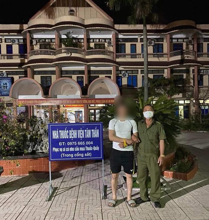 Một đối tượng có biểu hiện bị tâm thần được Công an xã Lăng Thành, huyện Yên Thành phối hợp với gia đình đưa đi điều trị tại cơ sở khám, chữa bệnh. Ảnh: Khang Hòa