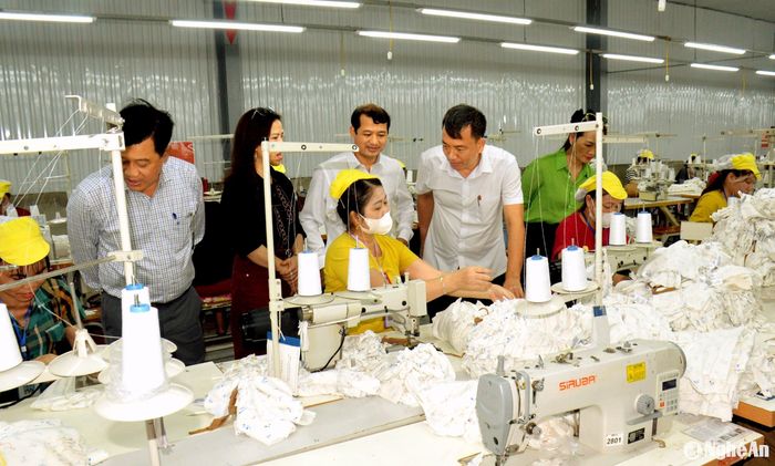 Bí thư Huyện ủy Con Cuông Nguyễn Hoài An và đoàn công tác Báo Nghệ An gặp gỡ, trao đổi với công nhân may của Công ty may Minh Anh đóng trên địa bàn xã Chi Khê. Ảnh: Xuân Hoàng
