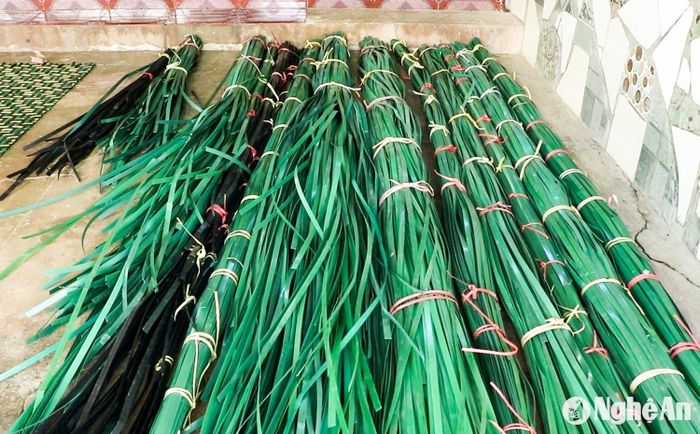 Khác với trước đây, mành, rèm không phải được đan bằng tre, nứa mà thay thế bằng dây đai nhựa. Ảnh: Thanh Phúc