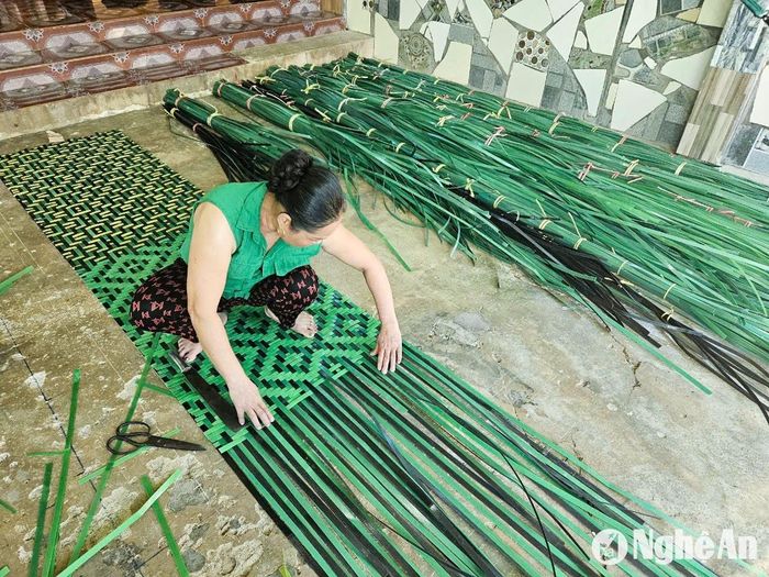 Sản phẩm được đan lát hoàn toàn thủ công, cầu kỳ và công phu, do đó, giá thành cũng khá cao. Hiện, giá rèm dao động từ 300-350.000 đồng/m2, tùy vào yêu cầu hoa văn, trừ chi phí, thợ đan có thu nhập 100.000 đồng/m2. Ảnh: Thanh Phúc