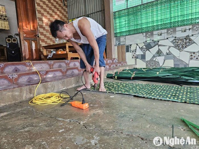 Giai đoạn từ tháng 9 âm lịch đến Rằm tháng Giêng, đơn đặt hàng rèm mành nhiều nhất do nhu cầu trang trí nhà cửa tăng cao. Ảnh: Thanh Phúc