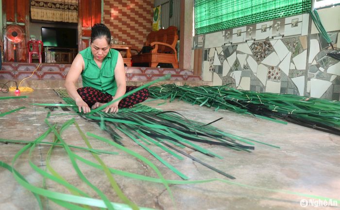 Chị Phạm Thị Hiền ở xóm 8, xã Xuân Lam được xem là người tiên phong trong việc sử dụng vật liệu tái chế này để đan rèm, mành. Ảnh: Thanh Phúc