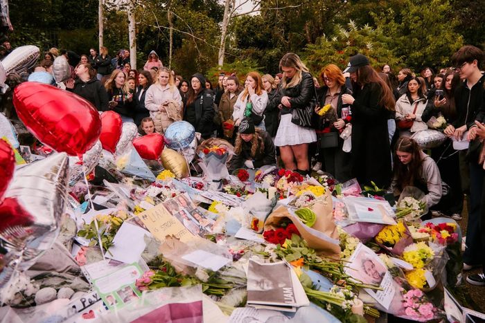 Người hâm mộ tưởng niệm Liam Payne tại London. Ảnh: New York Times.