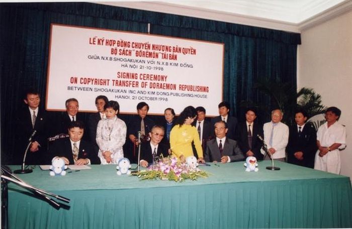 Lễ ký hợp đồng chuyển nhượng bản quyền bộ sách “Đôrêmon” tái bản giữa NXB Shogakukan và NXB Kim Đồng vào ngày 21/10/1998