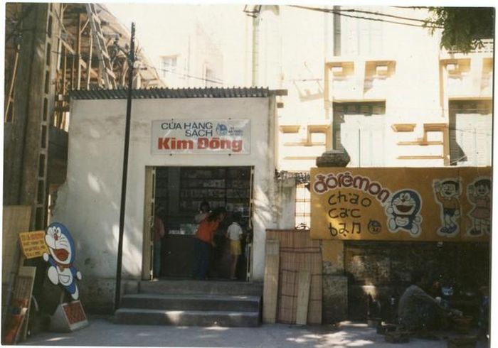 Cửa hàng sách của NXB Kim Đồng tại 64 phố Bà Triệu trong thập niên 1990
