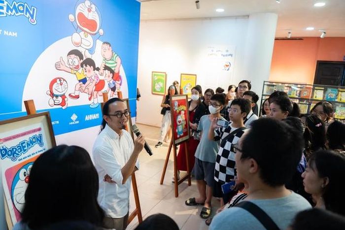 Nhà nghiên cứu truyện tranh ChuKim (cầm micro) tại triển lãm “Từ Đôrêmon tới Doraemon - 30 năm hành trình mèo máy ở Việt Nam”