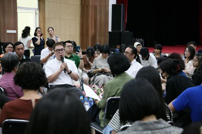 Biên tập viên Đặng Cao Cường (cầm micro) tại sự kiện “Bàn tròn: Bản quyền truyện tranh ở Việt Nam qua ba thập kỷ”