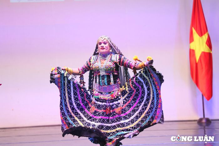  Vũ công Ấn Độ diện trang phục truyền thống biểu diễn điệu múa dân gian Rajasthan. 