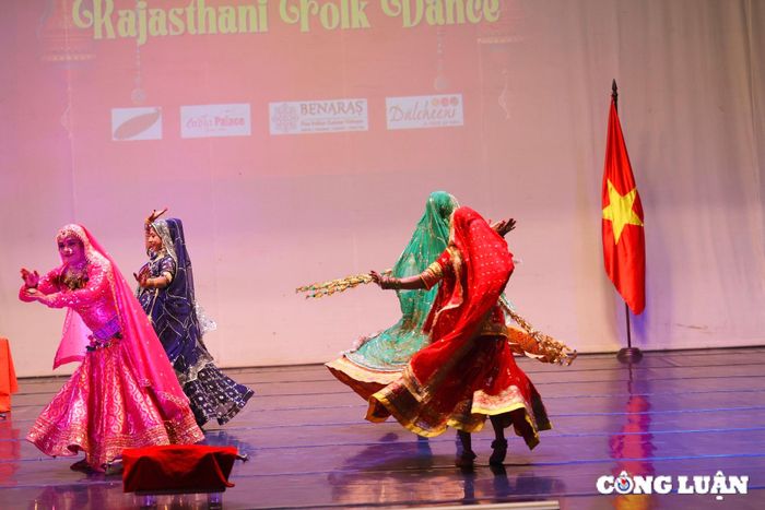  Đoàn múa dân gian Rajasthan của Ấn Độ biểu diễn. 