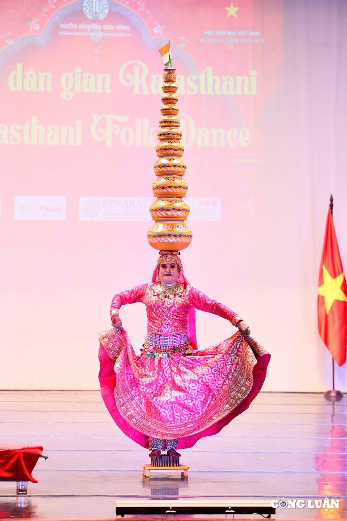  Điệu múa Brawai, một trong những màn trình diễn ngoạn mục nhất ở Rajasthan. Vũ công giữ những chiếc bình bằng đồng thau (hoặc kim loại) thăng bằng trên đầu trong khi nhảy múa nhanh nhẹn, xoay tròn rồi lắc lư với lòng bàn chân đặt trên đỉnh một chiếc ly hoặc lưỡi kiếm. 