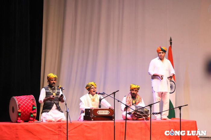  Bên cạnh những điệu múa dân gian Rajasthan không thể không nói đến những nhạc công, từ các nhạc cụ đơn giản, không chút cầu kỳ bao gồm: Nhạc cụ dây (Ravanhatha), đàn Hạc hàm (Morchang), kèn Trumpet, sáo đôi, trống lục lạc và chiếc bình đất úp ngược để chơi những nhịp điệu mê hoặc nhất hòa vang theo nhịp đập của Rajasthan. 