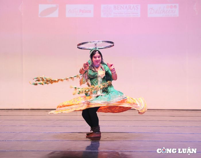  Vũ công Ấn Độ biểu diễn điệu múa dân gian Rajasthan. 