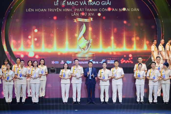 Ông Đinh Văn Thiệu trao giải A cho các thí sinh ở hạng mục thi phát thanh viên, người dẫn chương trình.