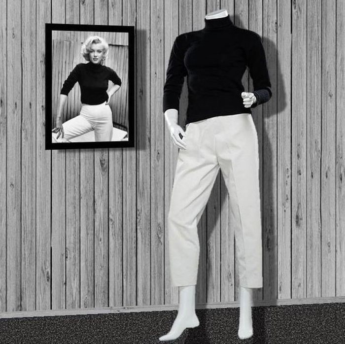Chiếc áo sơ mi cashmere đen đơn giản và quần dài trắng mà Monroe 27 tuổi mặc khi bà được tạp chí Life chụp ảnh tại nhà vào năm 1953, và là một phần của triển lãm ở London, thể hiện sự nghiêm túc và sức sống tràn trề