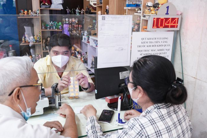  Giao dịch vàng tại Công ty TNHH MTV Vàng bạc đá quý Sài Gòn - SJC, quận 3, TPHCM. Ảnh: HOÀNG HÙNG 