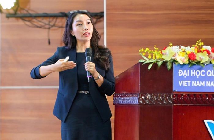  PGS.TS Nguyễn Phương Thảo, đại diện nhóm nghiên cứu trình bày kết quả nghiên cứu tại lễ khai khóa Đại học Quốc gia TPHCM hôm 20/10. Ảnh: Lê Nam 