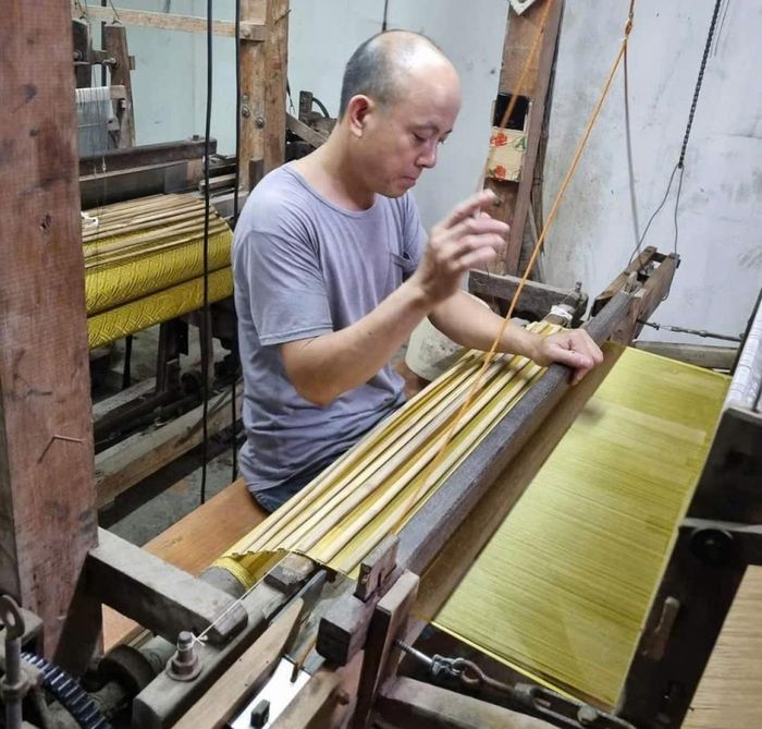 Nghệ nhân Lê Đăng Toản - người duy nhất còn nắm giữ đầy đủ các bí quyết của nghề dệt La Khê. Ảnh: VOV