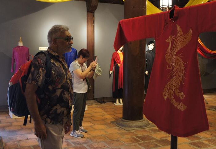 Du khách tham quan triển lãm “The La - Ngàn năm canh cửi”.